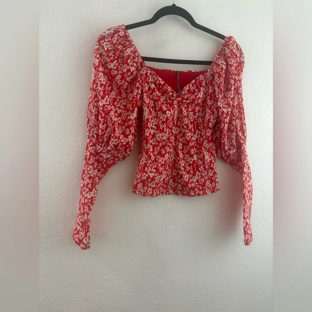Anthropologie red and white floral sweetheart smocked blouse with puff sleeve S